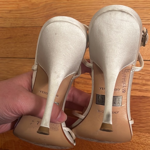 Badgley Mischa Ivory Satin Embroidered sandals size 7. 4in heels leather sole - Picture 4 of 7